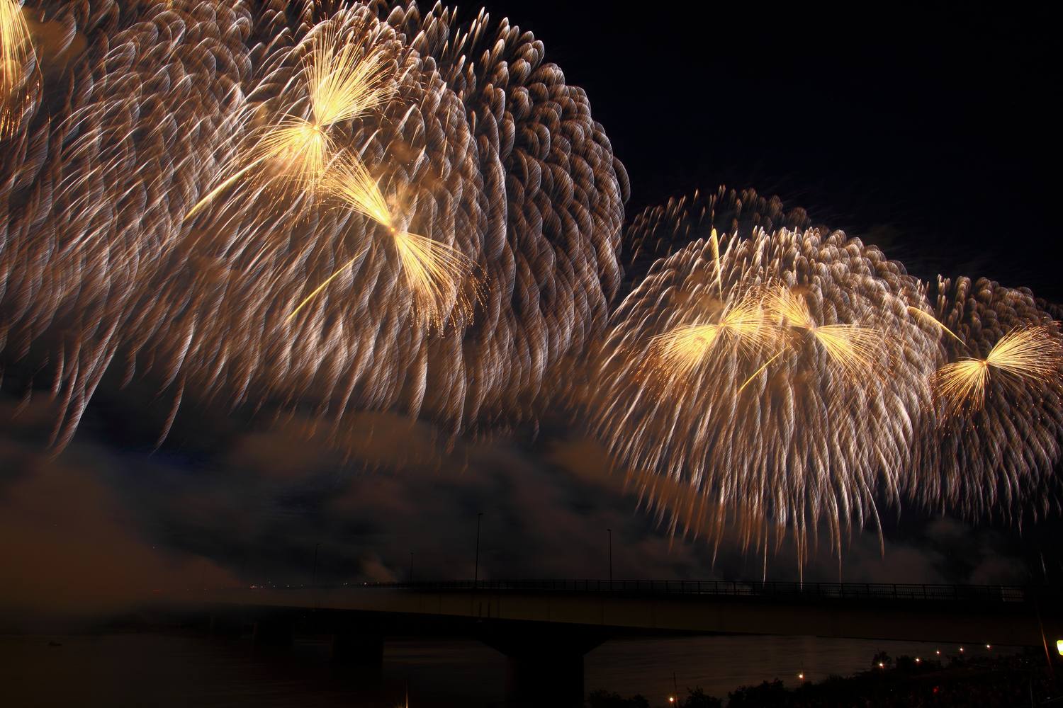Nagaoka Phoenix tribute fireworks spanning 2km across the Shinano River