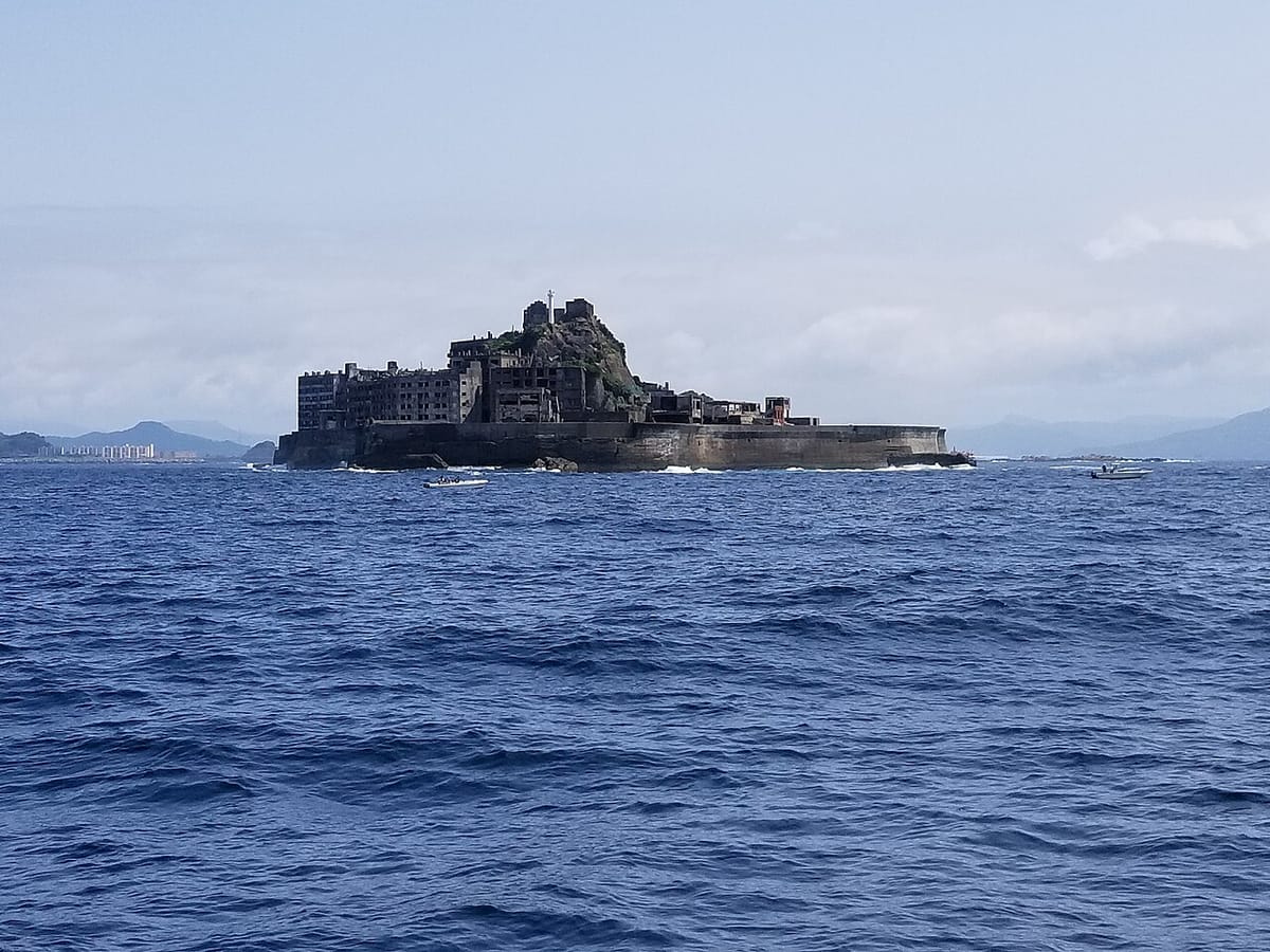 從海上看外形像軍艦的廢棄端島（軍艦島）