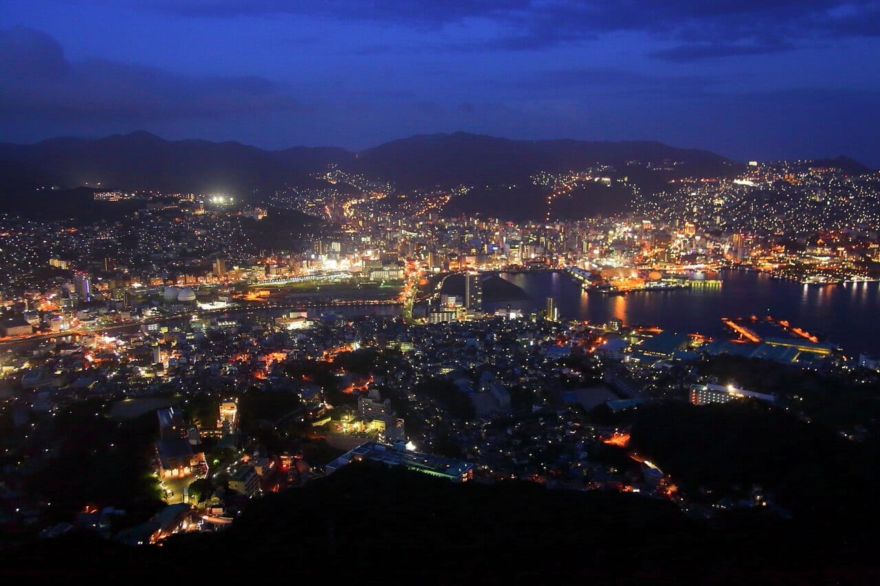 從稻佐山俯瞰長崎港灣的夜景