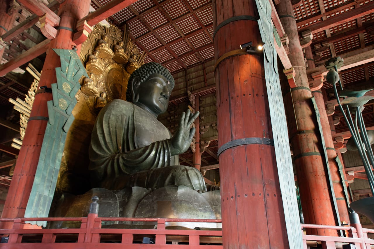 東大寺大佛殿內高約 15 公尺的盧舍那大佛銅像