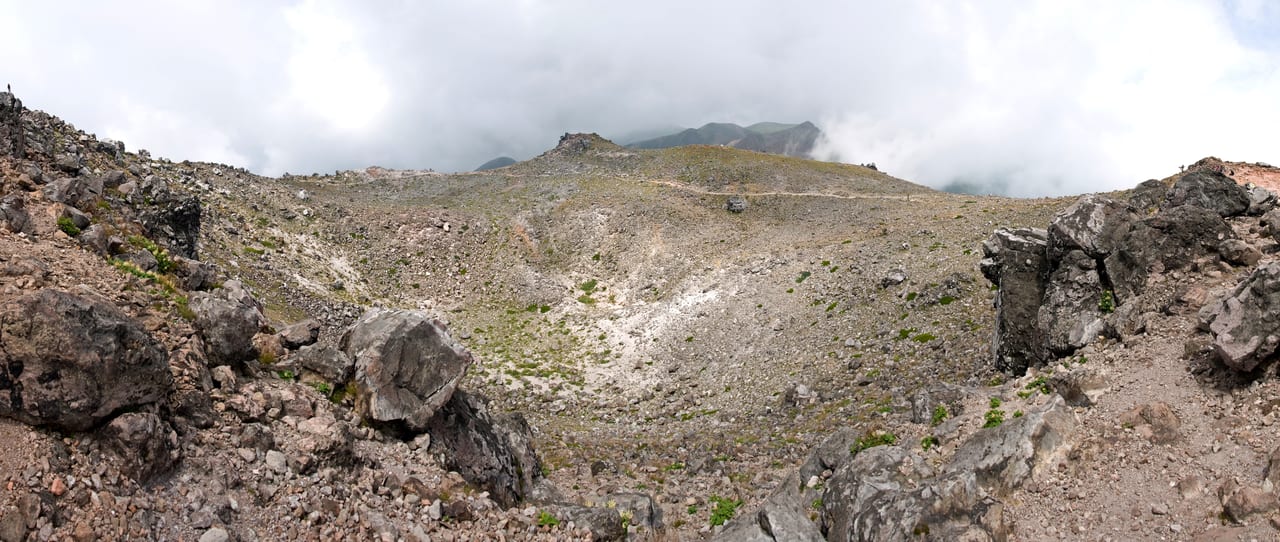 那須高原的茶臼岳火山與高原稜線