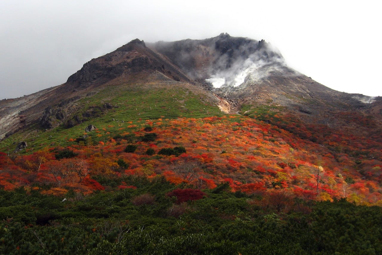 那須高原的茶臼岳活火山山體與纜車路線一帶