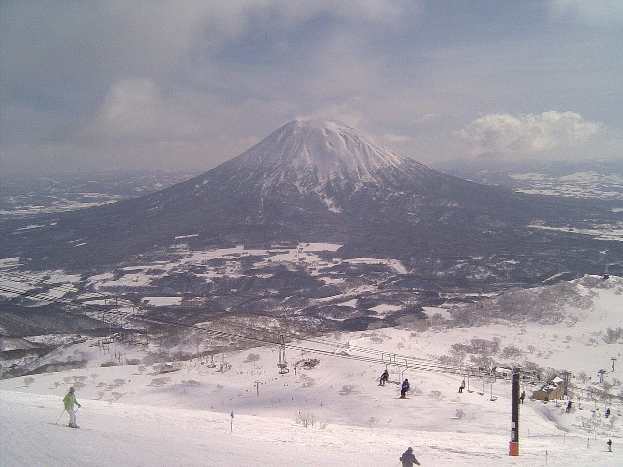 Niseko Hirafu 雪場滑道與遠方錐形的羊蹄山