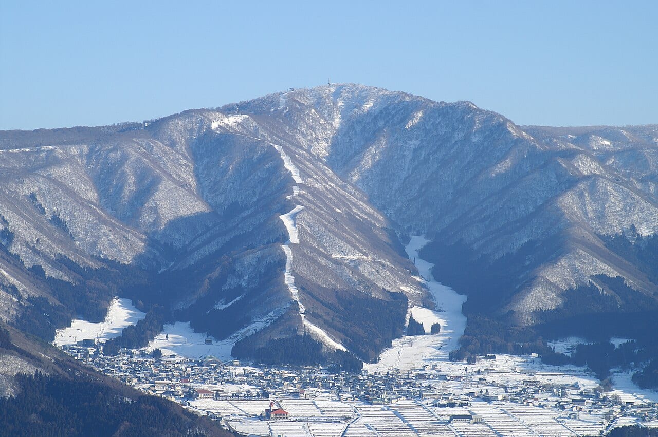 野澤溫泉古老溫泉街的木造旅館與石板小巷雪景