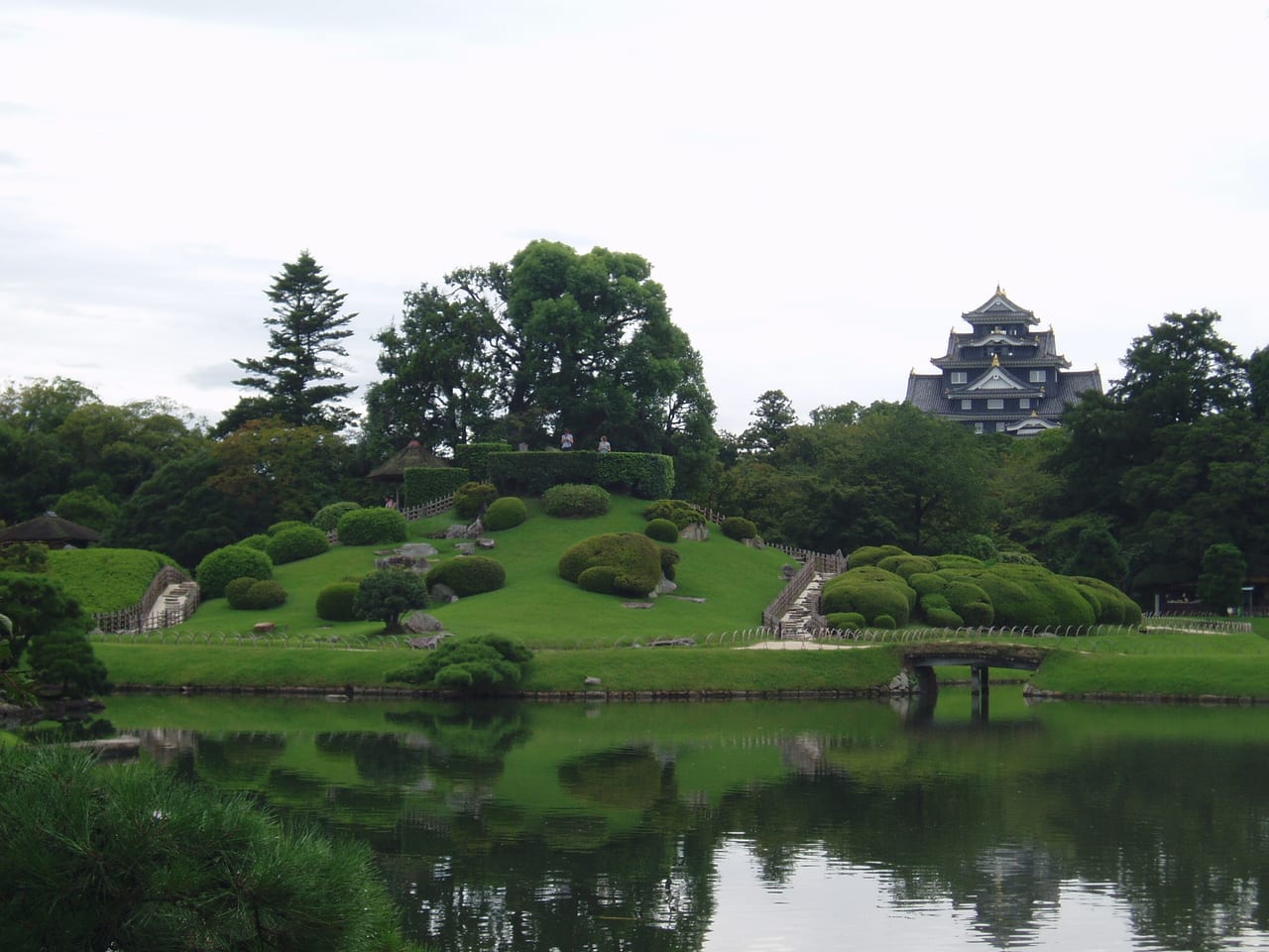 岡山後樂園開闊的草坪與借景的烏城天守