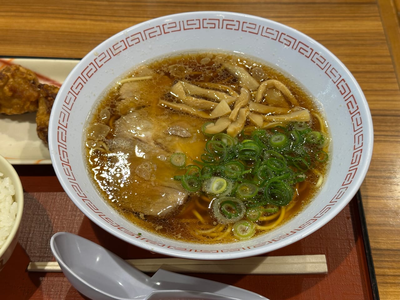一碗尾道拉麵，醬油湯頭表面浮著豬背脂油塊