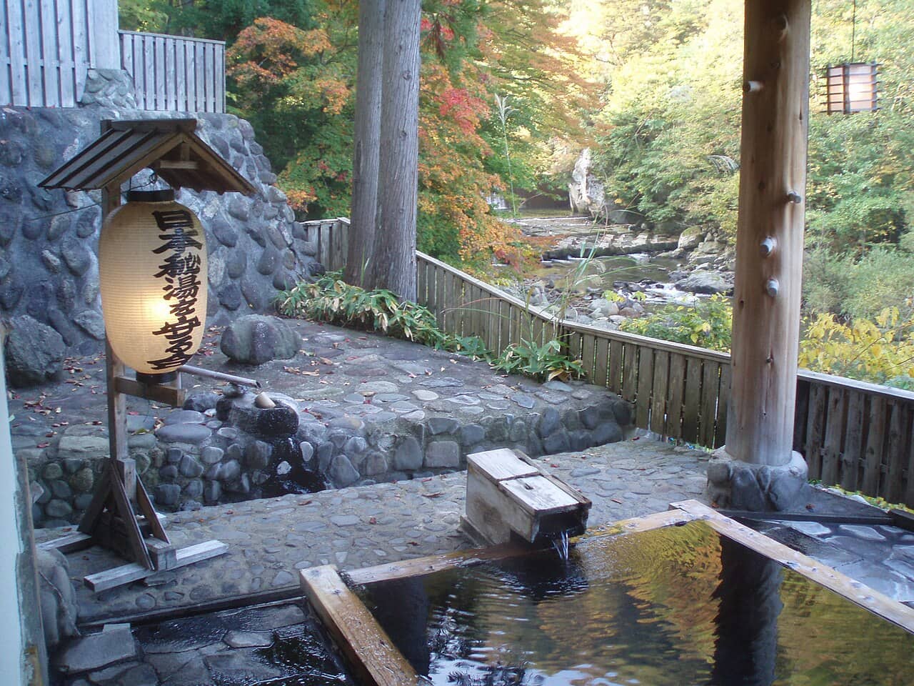 日本山林間的露天風呂,有刺青的旅客可透過私人風呂或刺青友善設施體驗溫泉