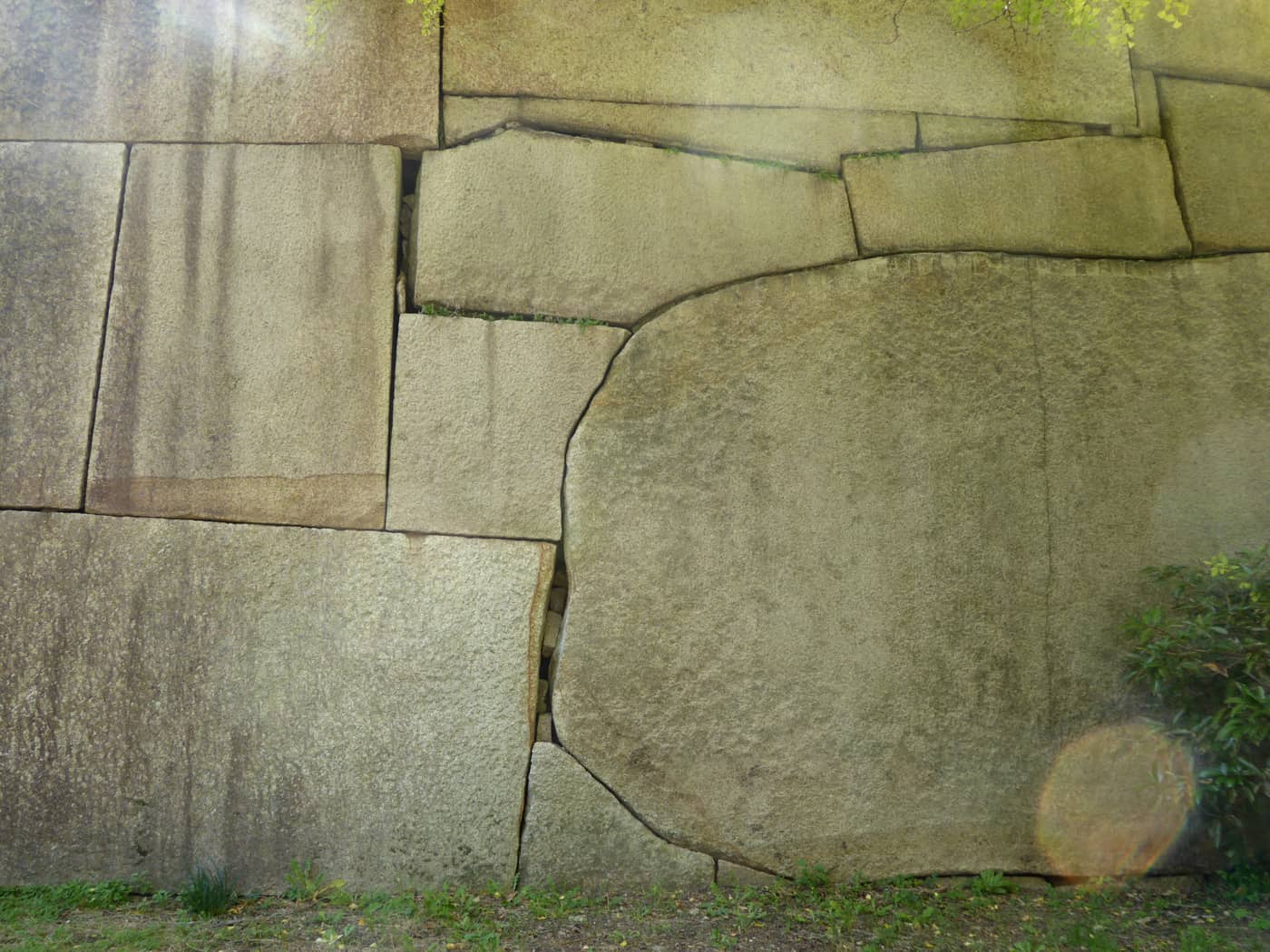 大阪城京橋口的巨石石垣近景，德川時代遺構