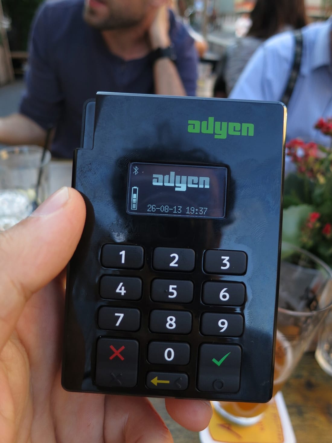 收銀台上的信用卡與感應支付終端機:日本店家常見的刷卡與 Touch 感應結帳設備