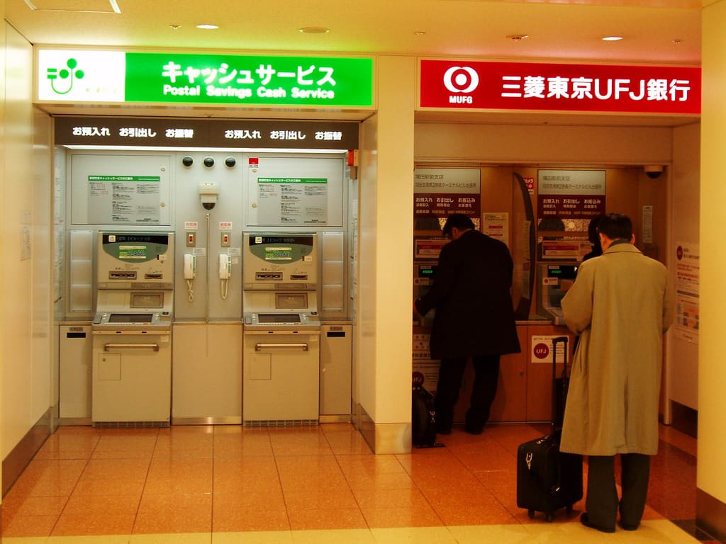日本郵局與銀行的 ATM:郵局 ATM 同樣接受海外卡,是離開都市時的領錢備援