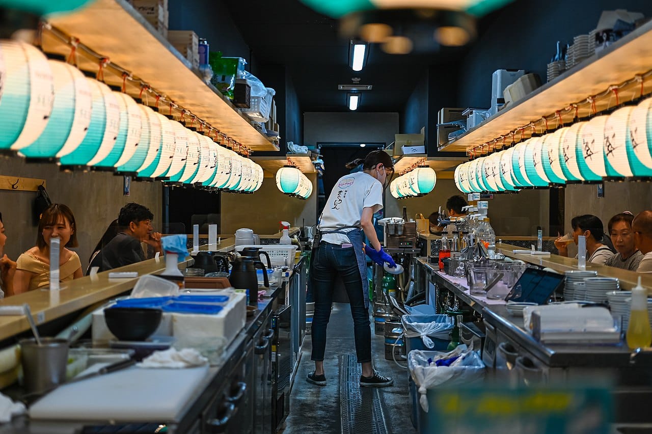 日本居酒屋吧台一隅,點餐前說明飲食限制與過敏的常見場景