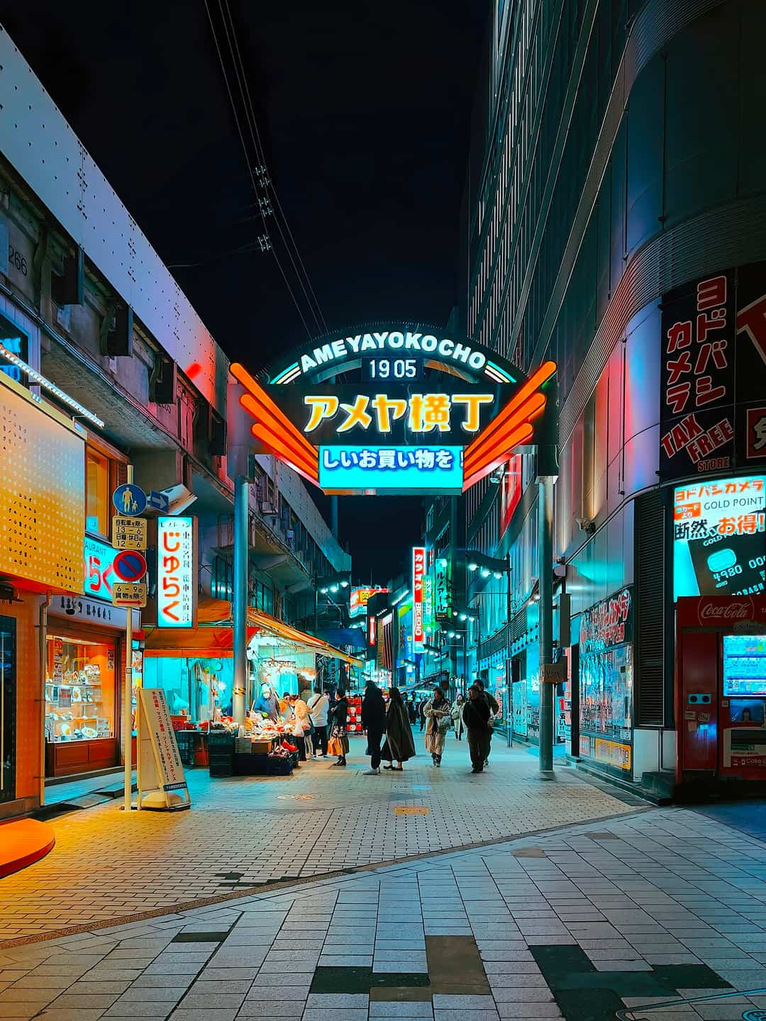 東京上野阿美橫丁商店街入口夜景,寫滿日文招牌,問路與找路常見的街頭場景