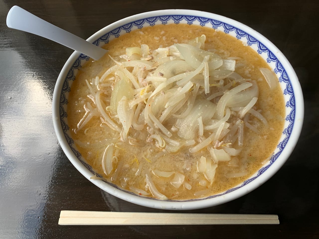 一碗味噌拉麵，濃厚味噌湯底配捲麵與配料