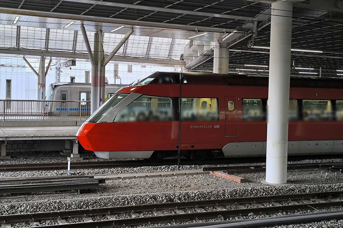 停在小田原站的 GSE 車頭側面：車頂上方有一個小小的駕駛室窗，下方是一長條側窗與斜向前窗的展望席，車身印著 ROMANCECAR GSE