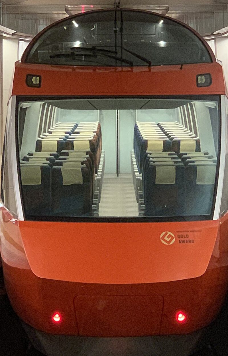 停在新宿站終點月台的 GSE 正面：車頂弧形窗是駕駛室，下方整片前窗裡看得到一排排空著的展望席座椅，車頭兩側亮著紅色尾燈