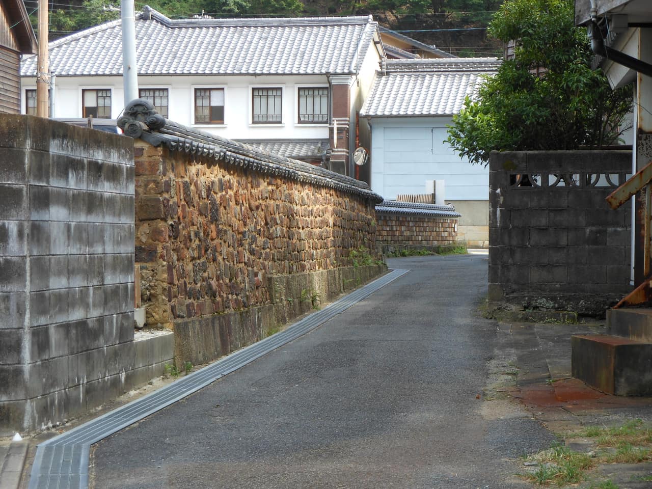 有田內山地區用窯磚堆砌的「トンバイ塀」磚牆小巷