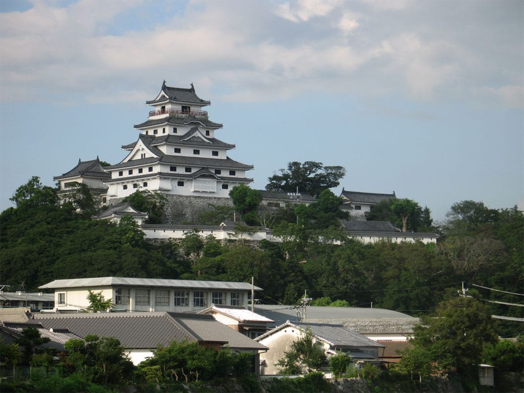 立在松浦川出海口、被海與松原環抱的唐津城天守