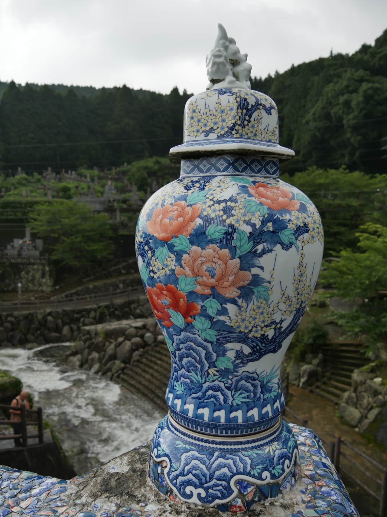伊万里大川內山三面環山的秘窯聚落，紅橋與窯元煙囪錯落
