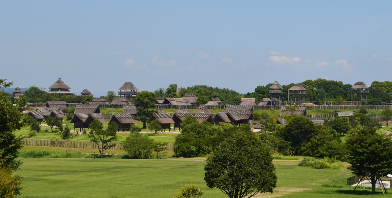 吉野ヶ里歷史公園復原的彌生時代環壕聚落與瞭望樓全景