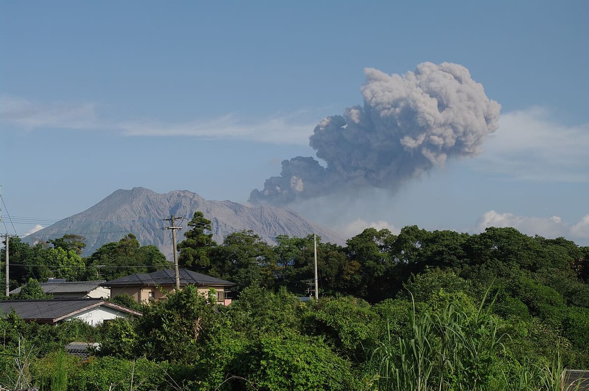 近看櫻島活火山山體與山頂噴煙