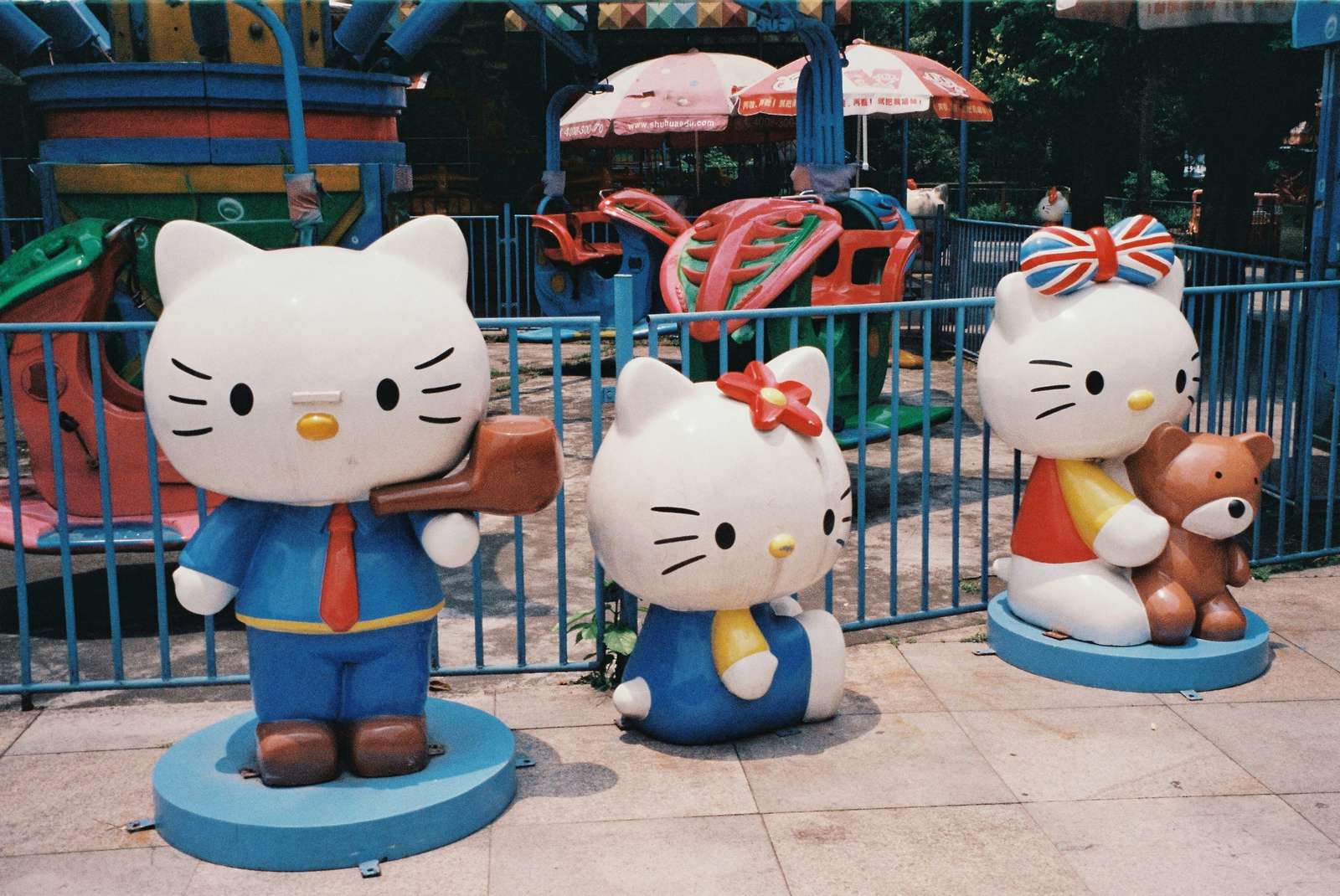 Sanrio Puroland 館內 Hello Kitty 角色造景，粉色與彩虹色調的室內主題樂園