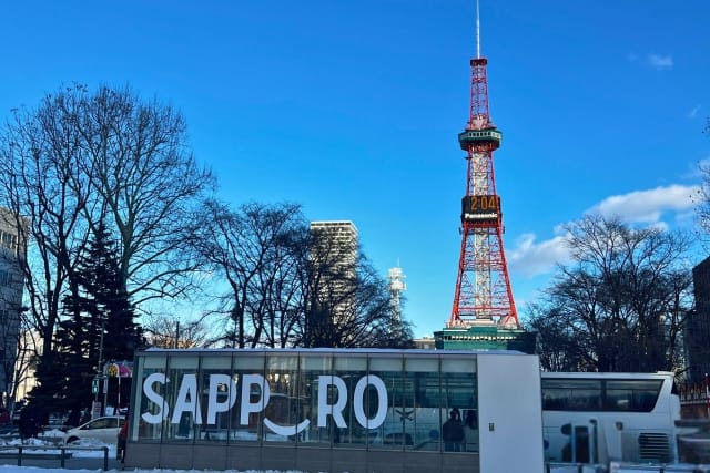 札幌大通公園冬季雪景：紅色電視塔與白雪覆蓋的街景