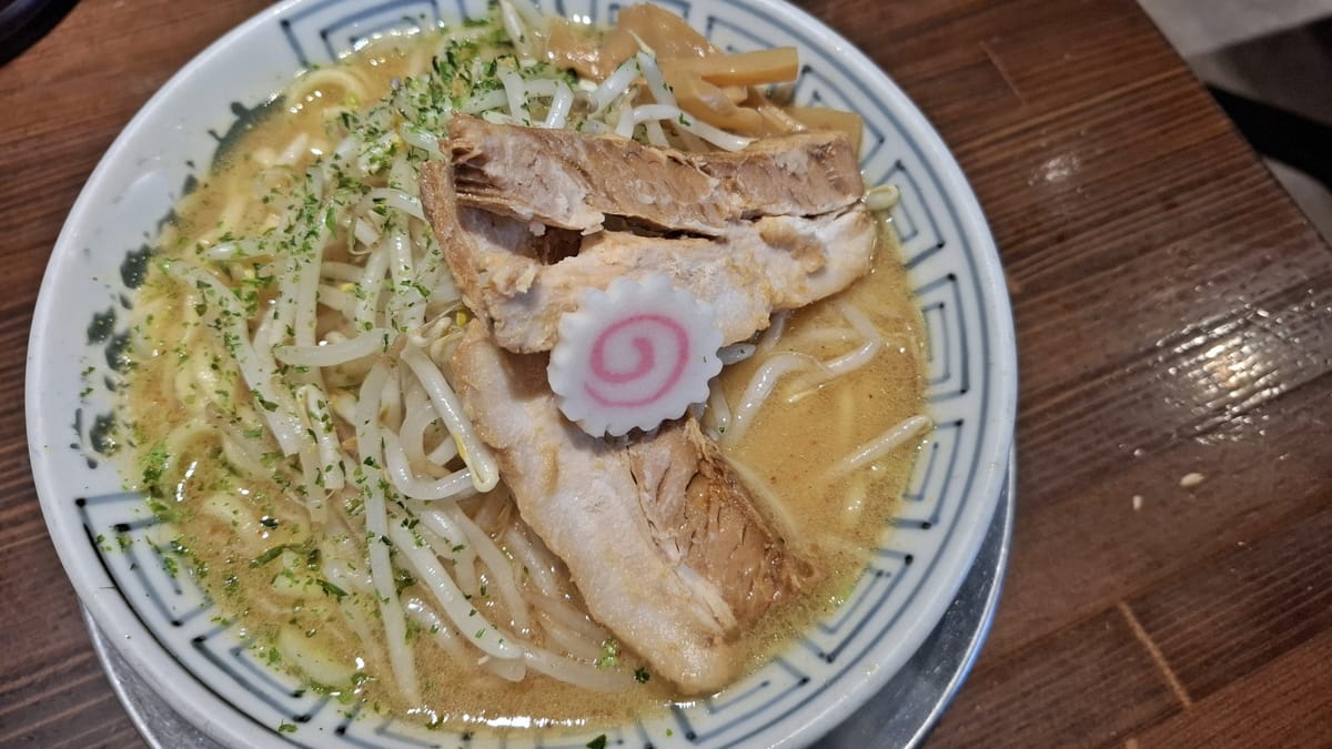 札幌薄野元祖拉麵橫丁：狹窄通道兩側 17 間拉麵店招牌與紅燈籠