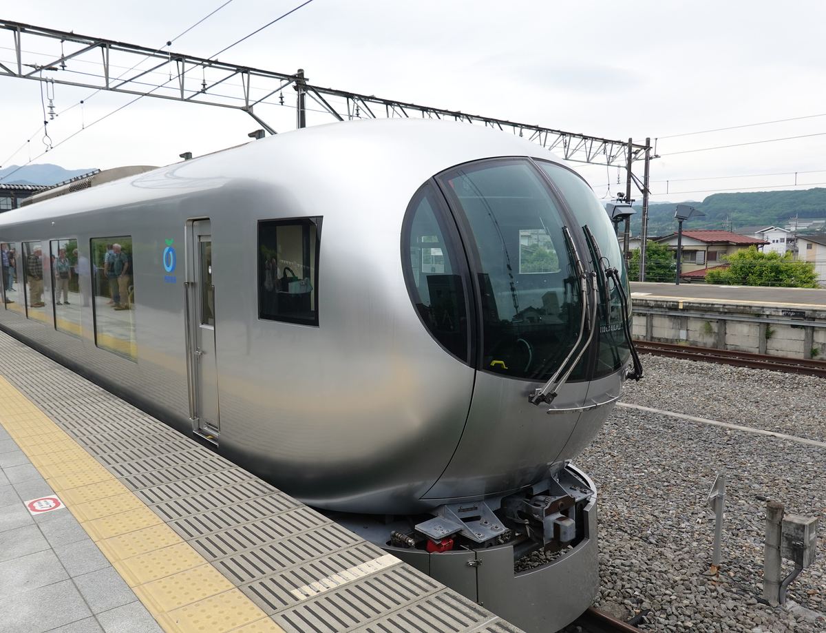 停在西武秩父站月台邊的西武特急 Laview 車頭:銀色車身、圓弧形車頭與一整片曲面前窗,側面是大片方形車窗,月台上有黃色導盲磚