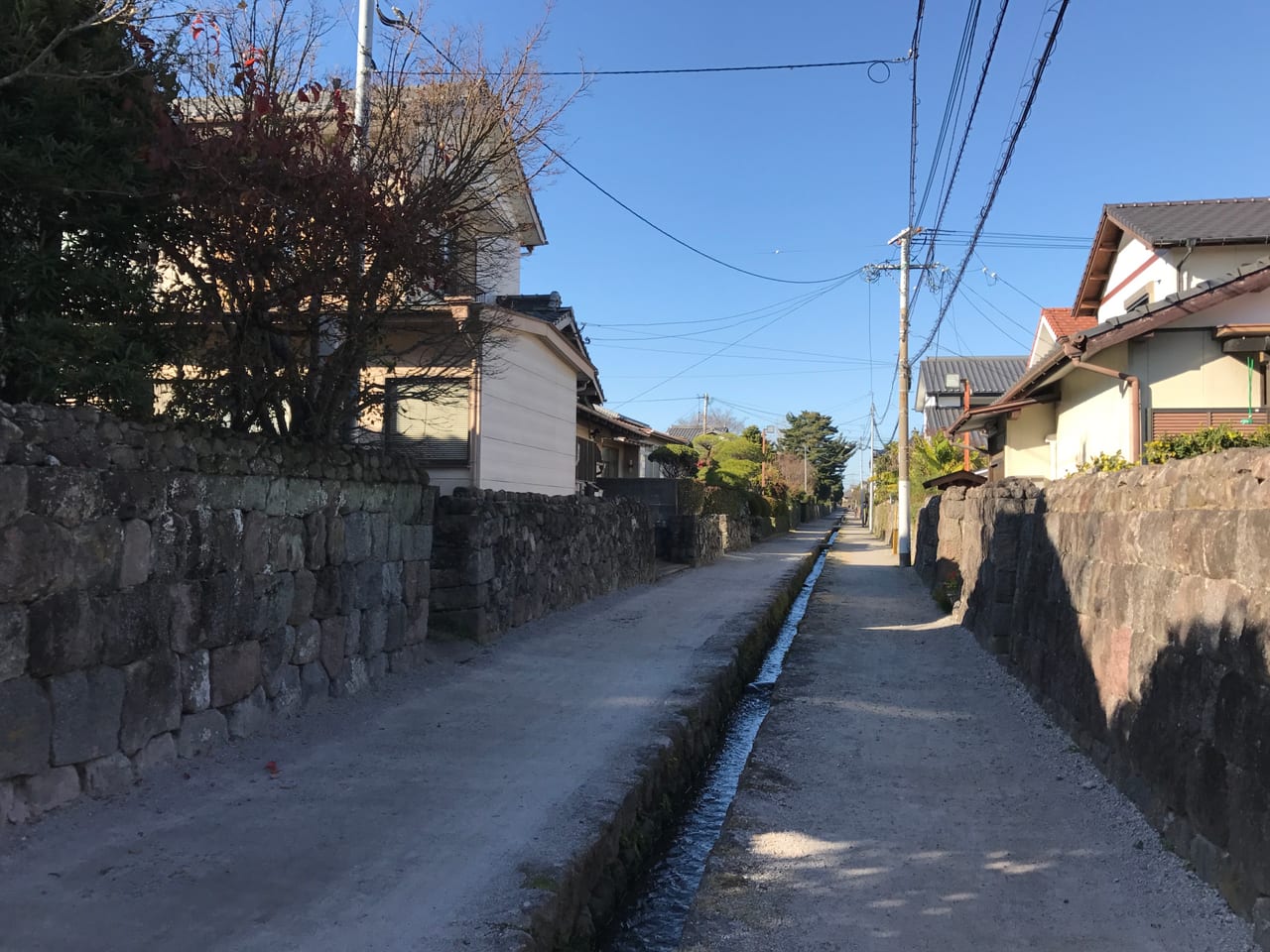 島原武家屋敷老街中央的清流水道與茅葺老屋