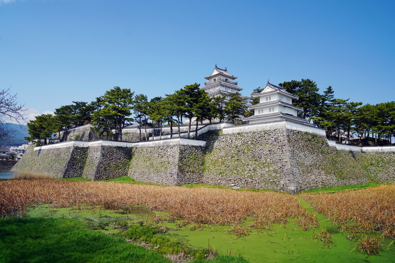 島原城白堊色五層層塔天守的外觀