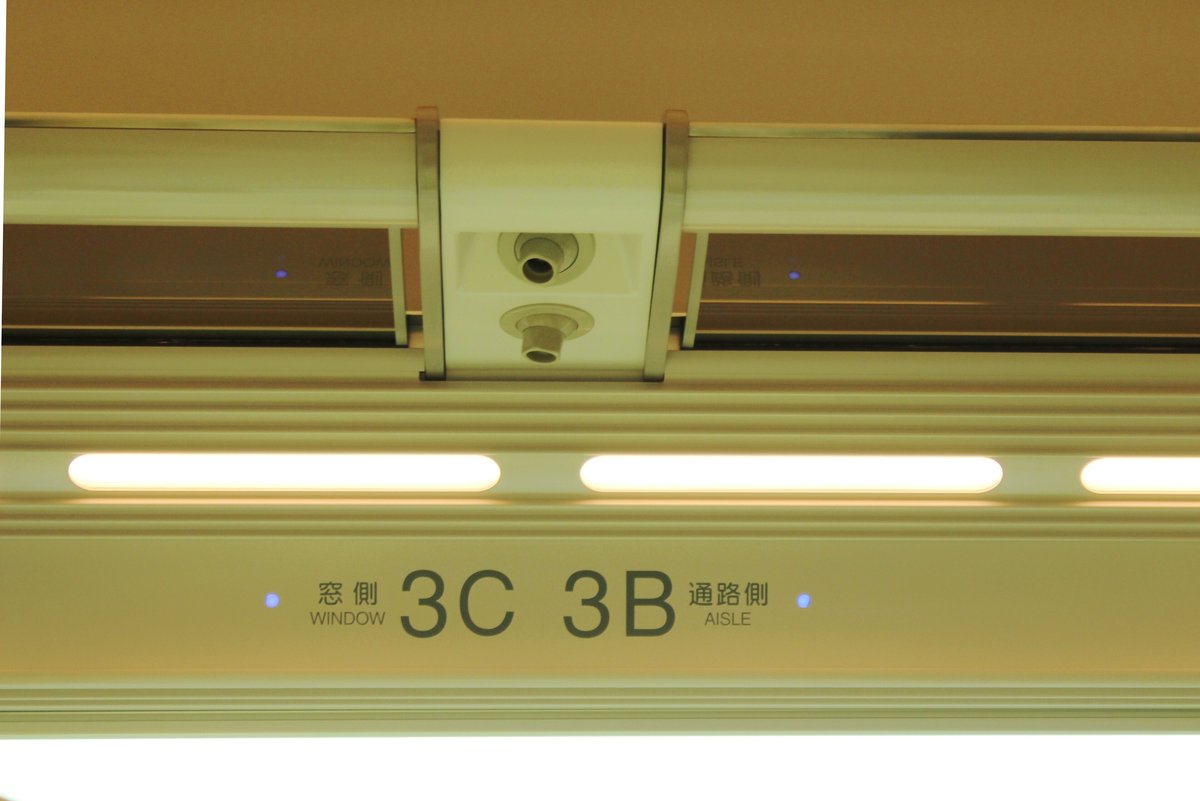 島風號豪華座車廂行李架下方的座位標示:「窓側 WINDOW 3C」與「3B 通路側 AISLE」,上方有兩個閱讀燈