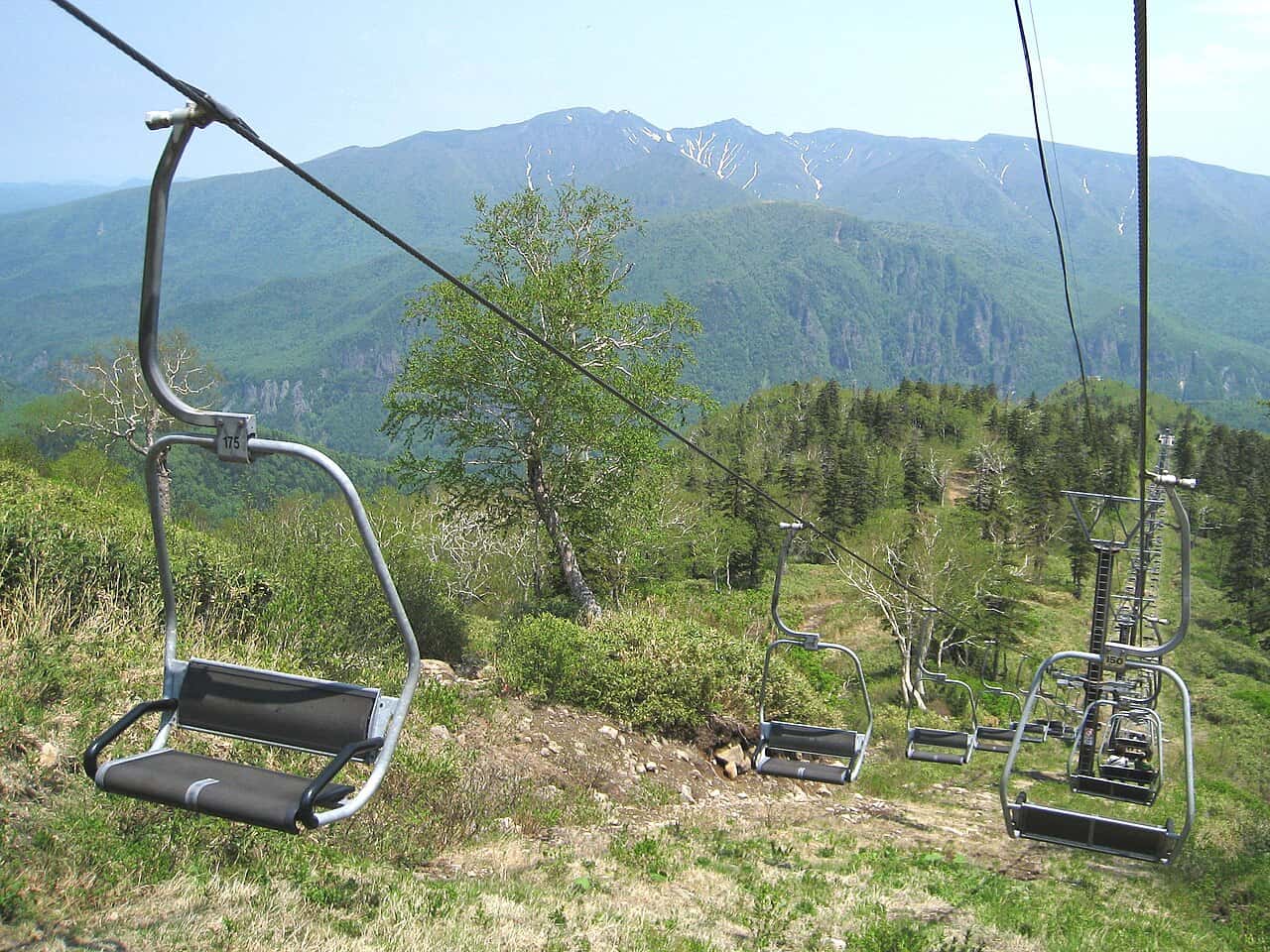 Kurodake chairlift between the 5th and 7th stations, with the snow-streaked Daisetsuzan ridgeline in the distance