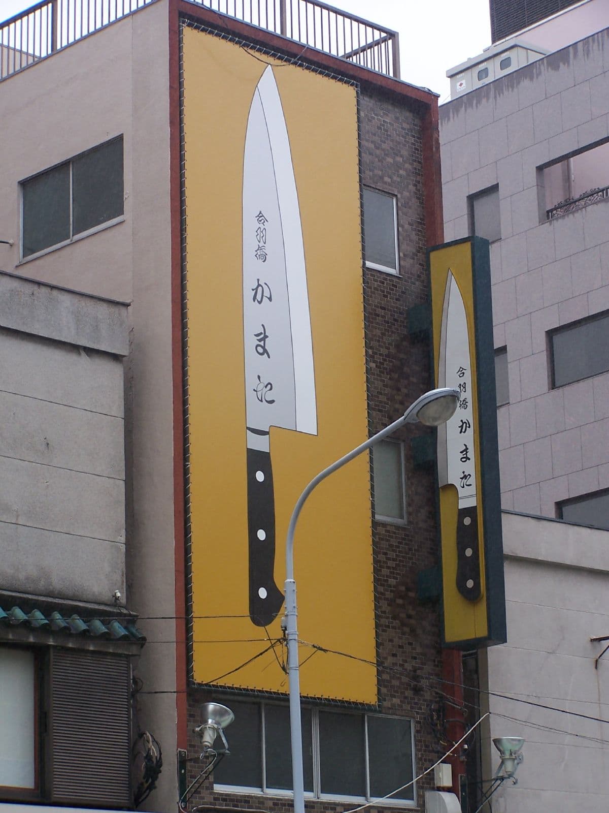 東京合羽橋道具街的廚刀專賣店,陳列各式日本職人菜刀,廚具採買的聖地