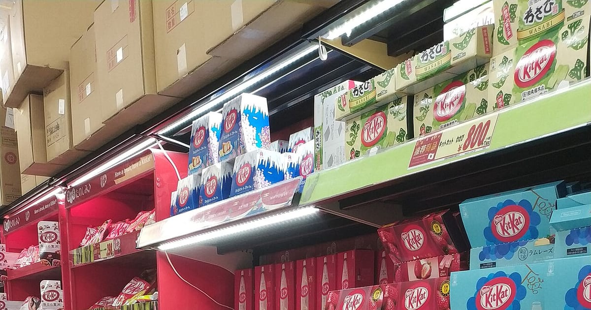 日本超市與便利店貨架上的地區限定 KitKat 與各式伴手禮零食,日本購物採買的經典畫面