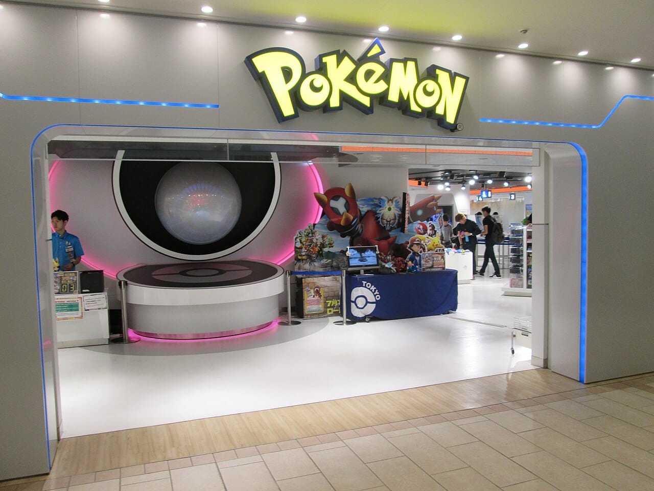 東京寶可夢中心(Pokémon Center)店內陳列的官方娃娃與周邊商品
