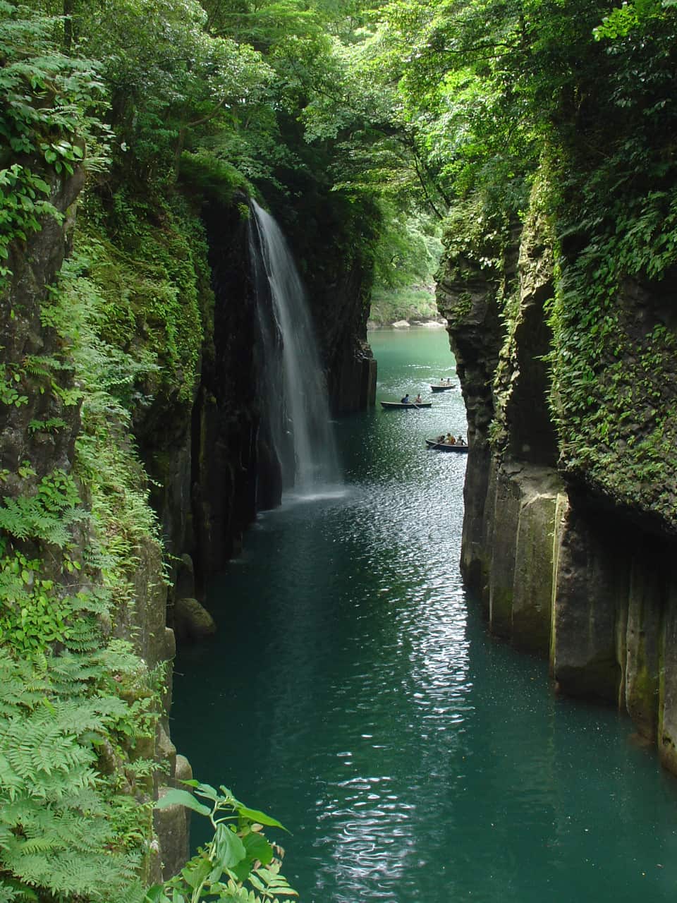 高千穗峽柱狀節理的峽谷崖壁與碧綠溪水