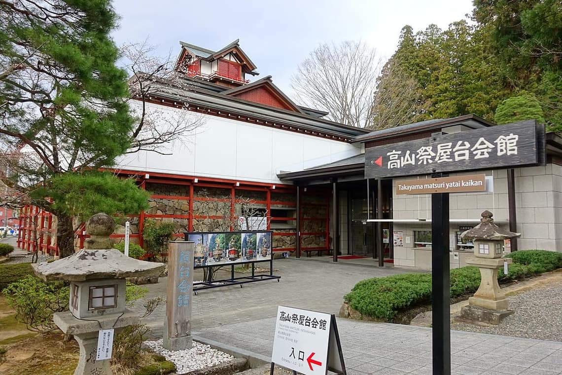 高山祭屋台会館內展示的華麗祭典花車屋台
