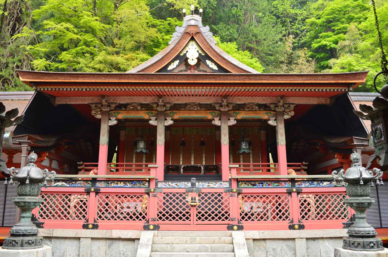談山神社本殿正面，朱紅色殿宇與精緻的建築細節