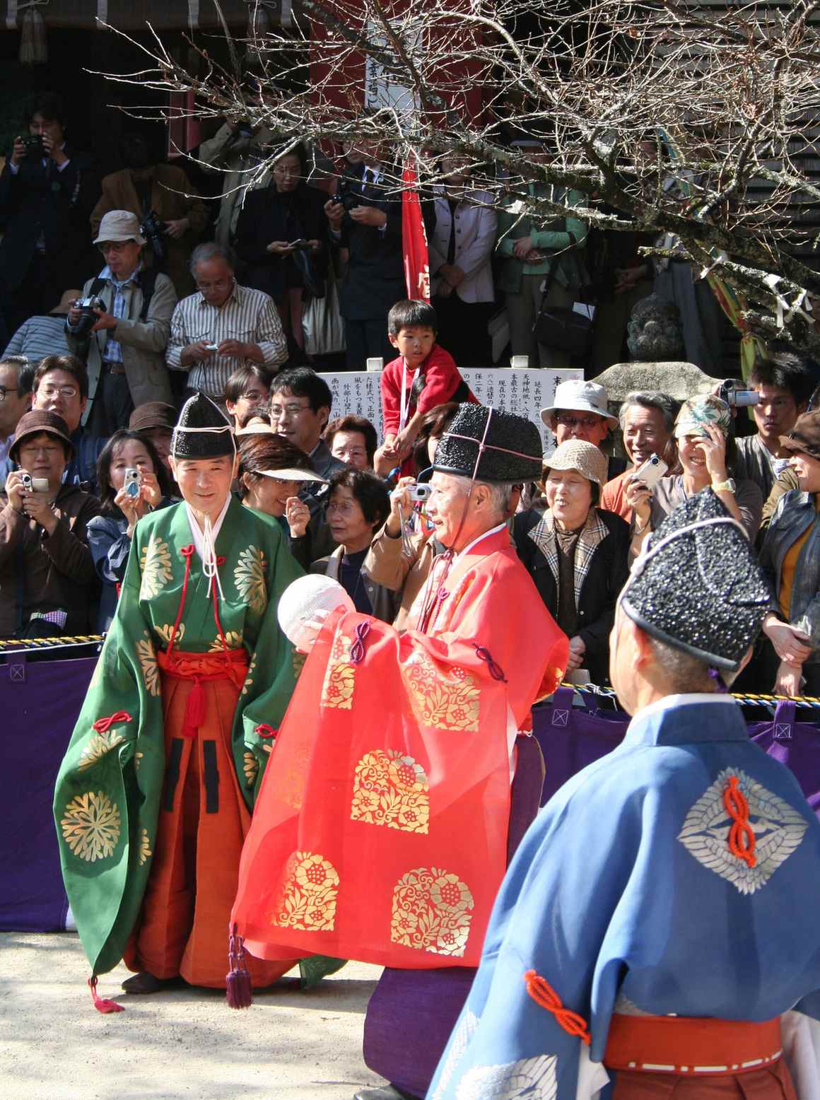 談山神社けまり祭（蹴鞠祭），身著平安時代裝束的參加者在本殿前踢鞠
