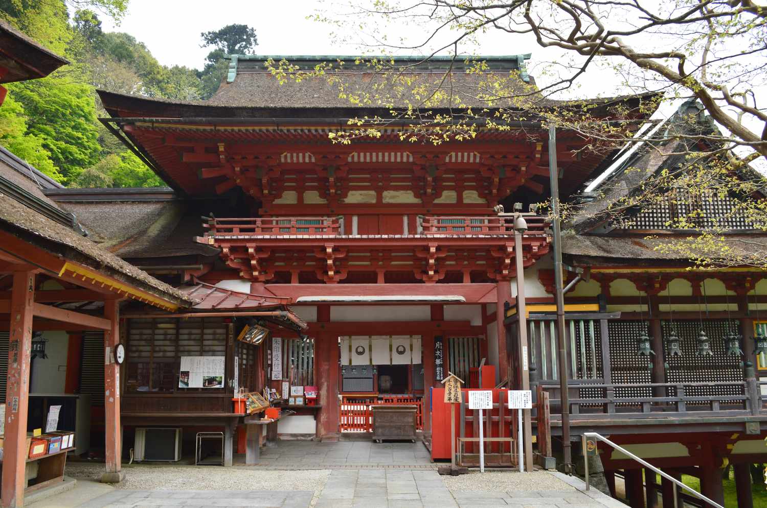 談山神社樓門與朱紅色殿宇，座落在多武峰的山林之間