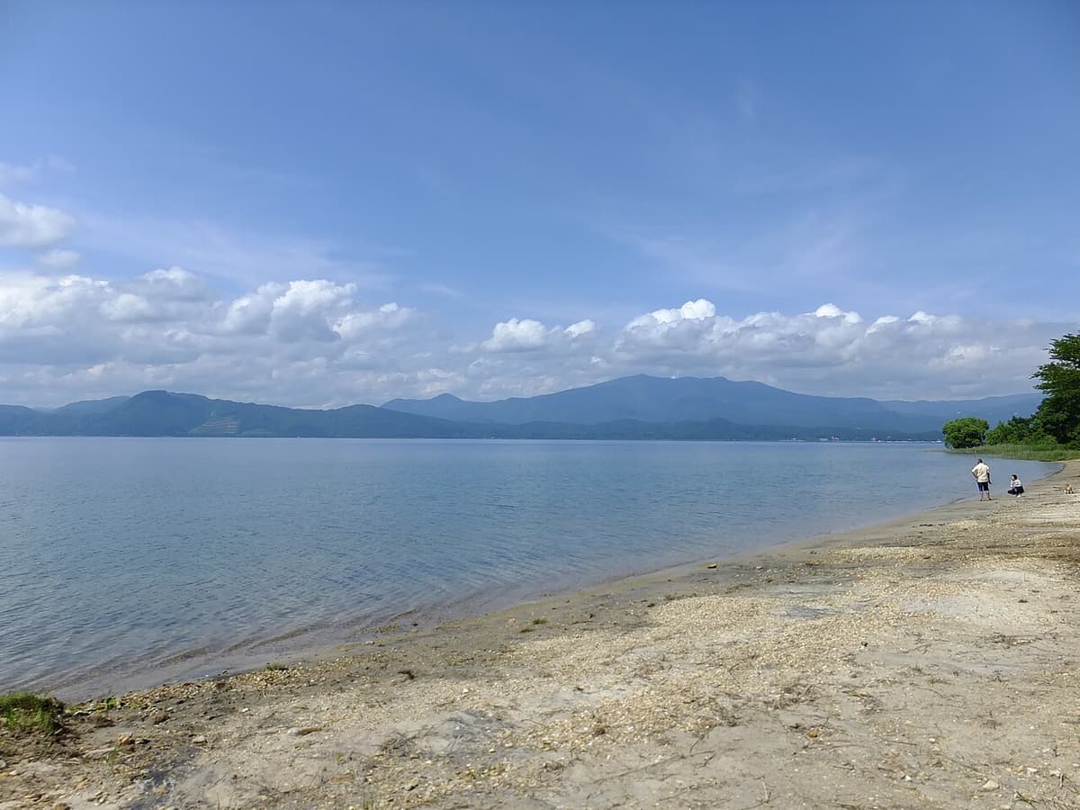 田澤湖鈷藍色的湖水與湖畔山景