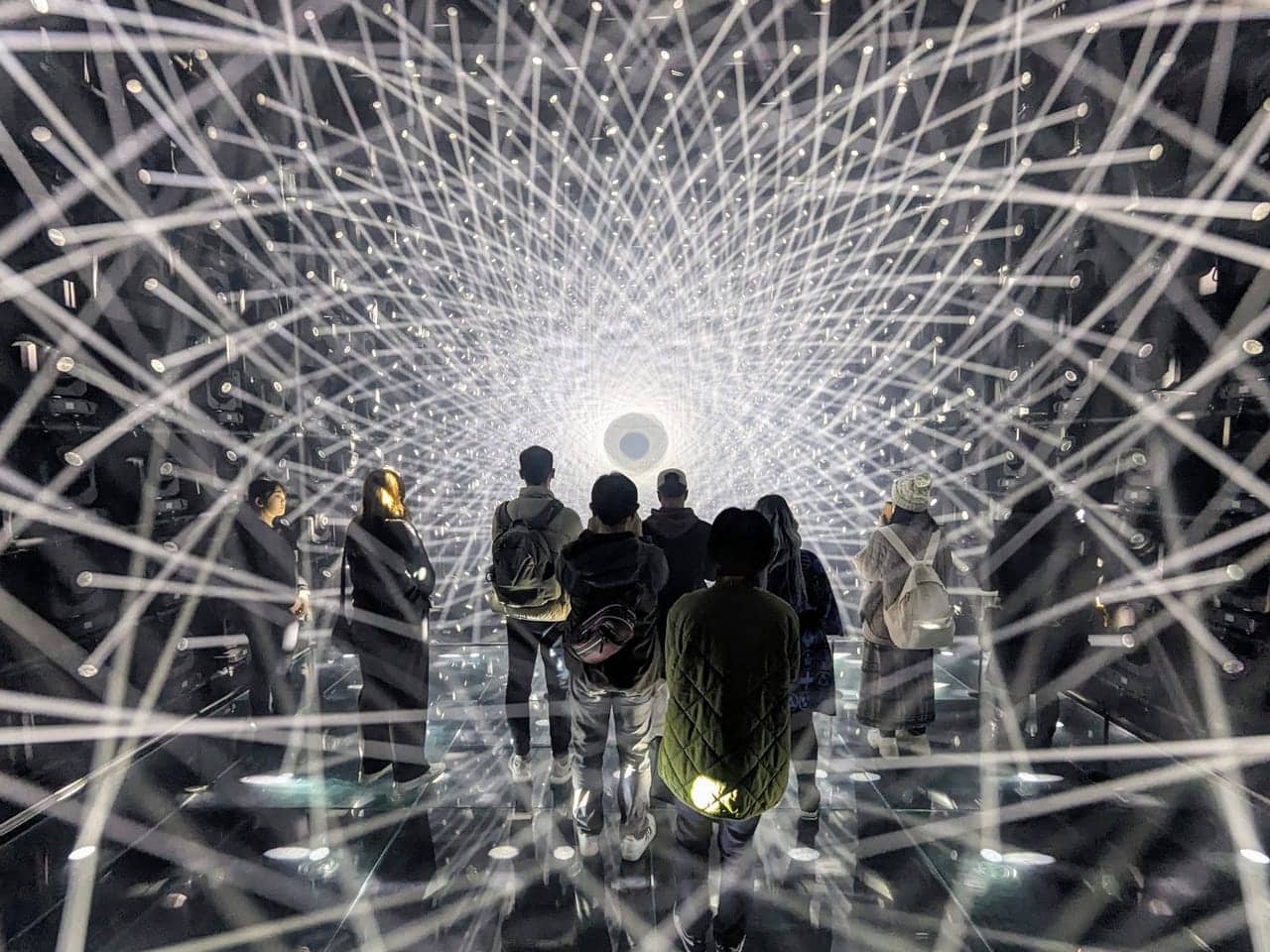 teamLab Borderless 麻布台之丘館內，光影沿著牆面與走廊流動的無邊界展間