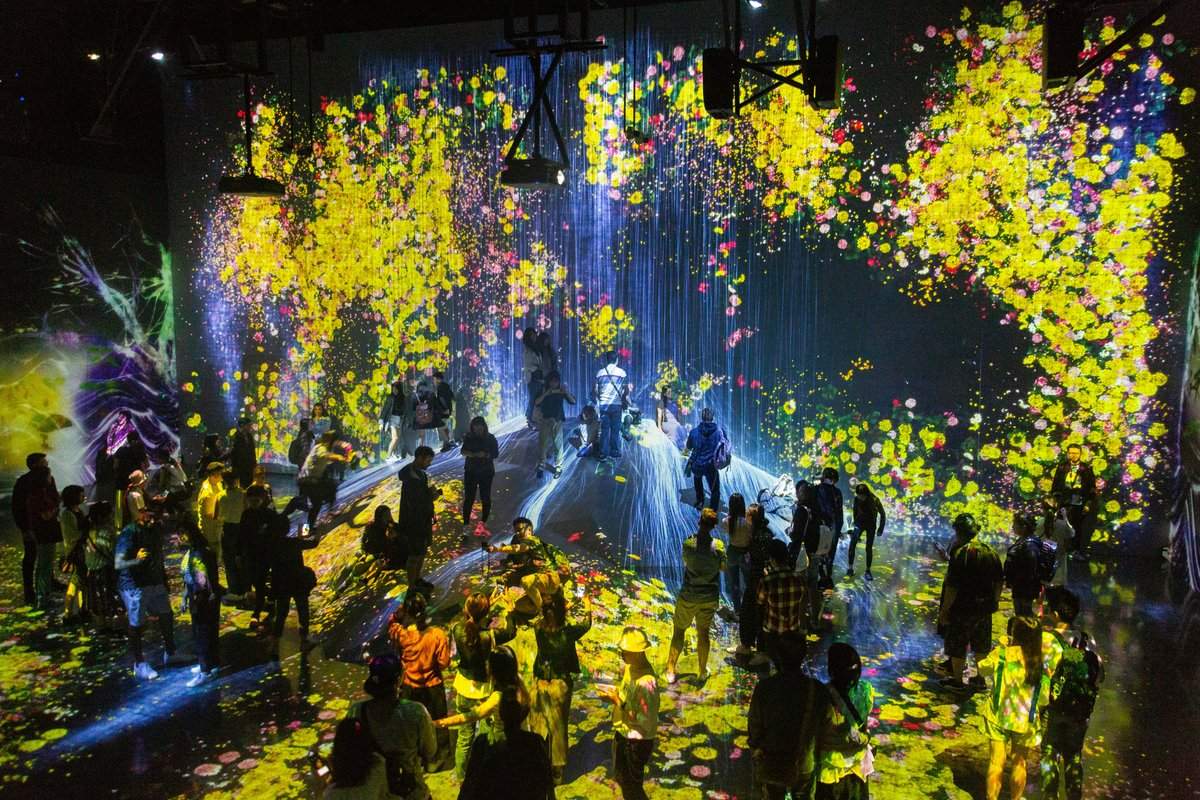 teamLab Planets 水中倒影與投影光點的沉浸式展間