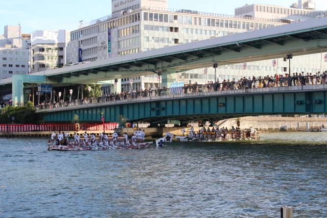 天神祭船渡御 100 艘船陣航行大川，背景大阪夜景與奉納花火