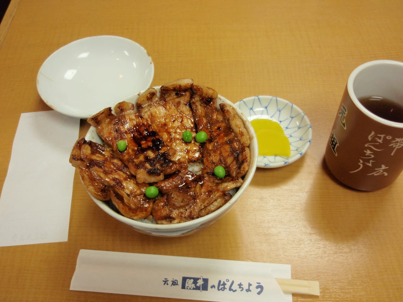 帶廣名物炭火豚丼，烤豬肉鋪在白飯上淋甜鹹醬汁