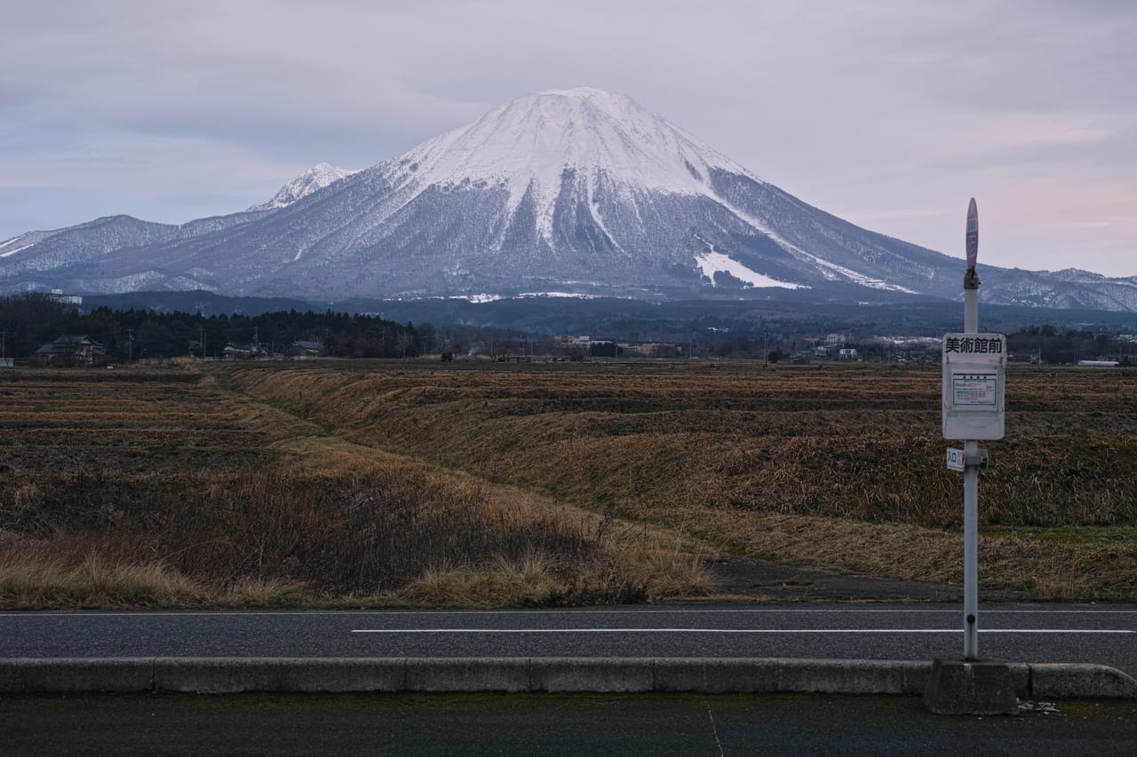 積雪覆蓋、山形對稱如富士的伯耆富士大山遠景