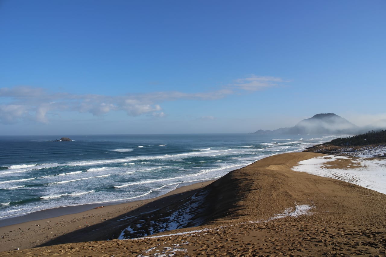 鳥取砂丘的砂丘列與日本海海岸線，遠處可見海岬