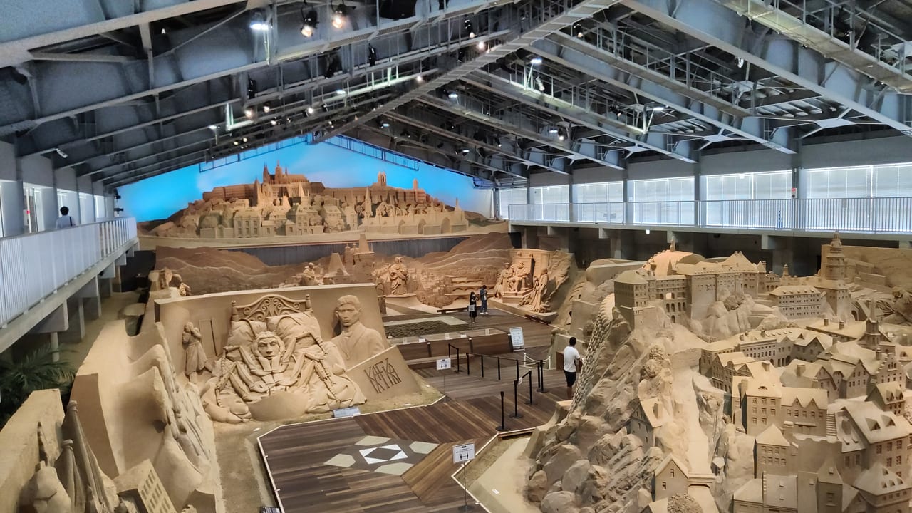 鳥取砂之美術館室內的大型沙雕展示與背景壁畫