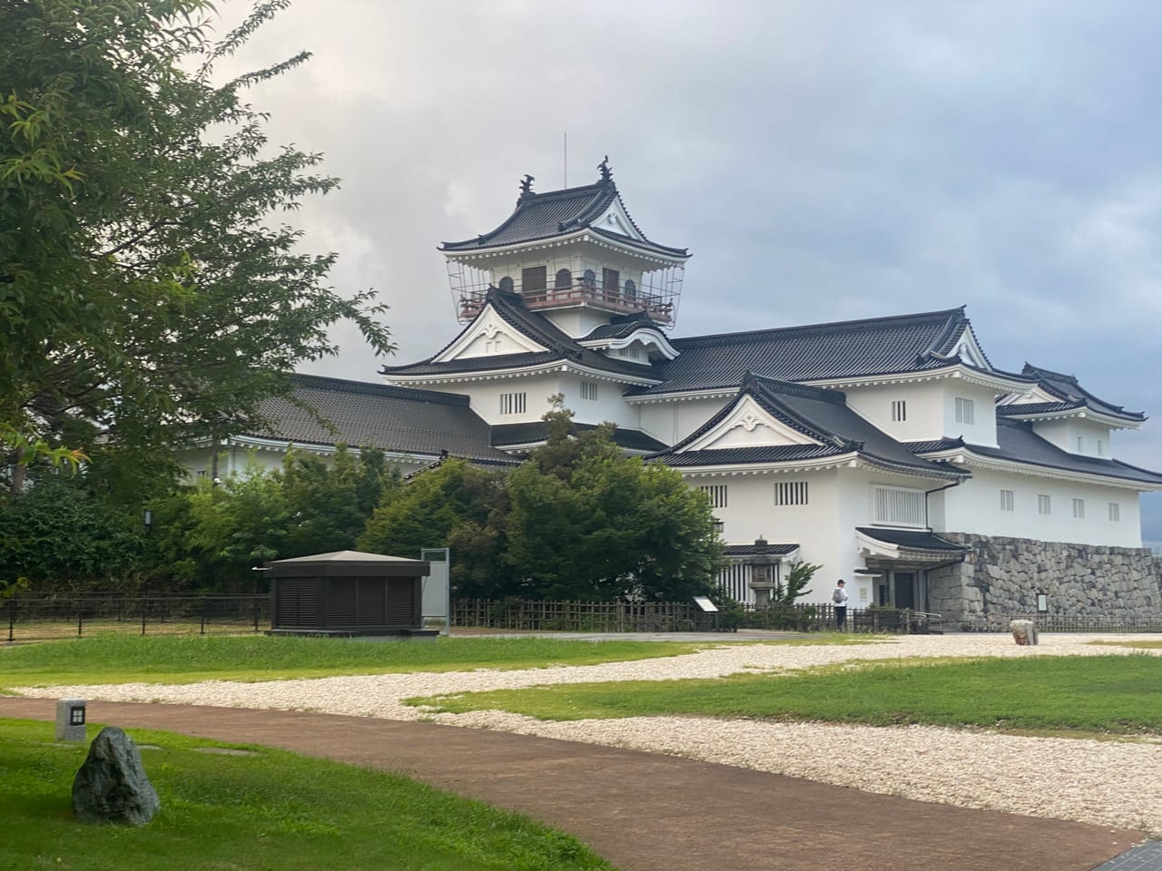 富山城模擬天守外觀與護城河綠地