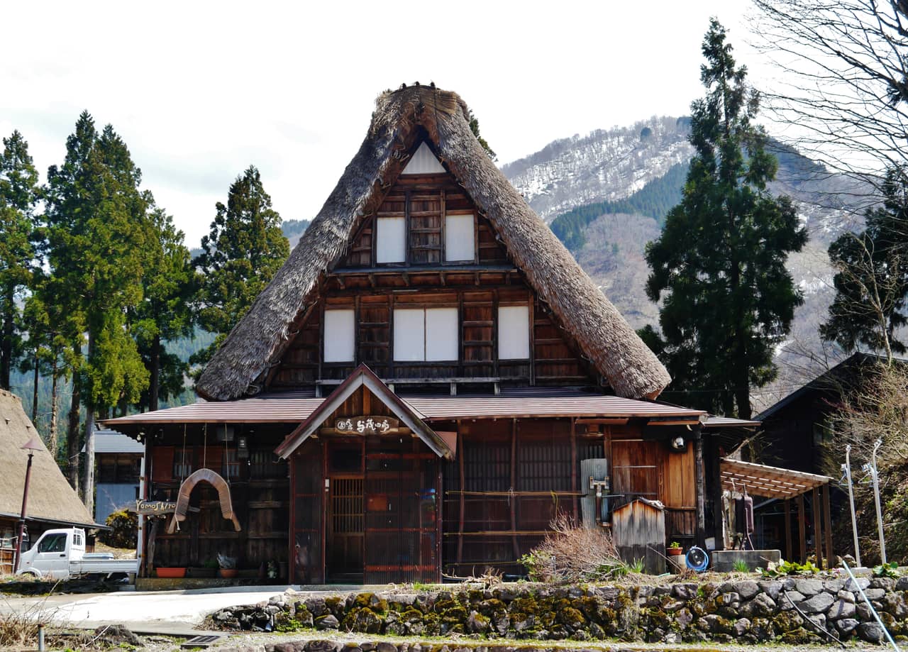 五箇山相倉合掌造里集落，陡峭茅草屋頂的老屋散落在山谷間
